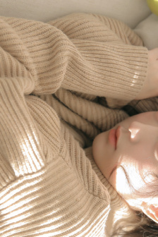 枕边有张脸